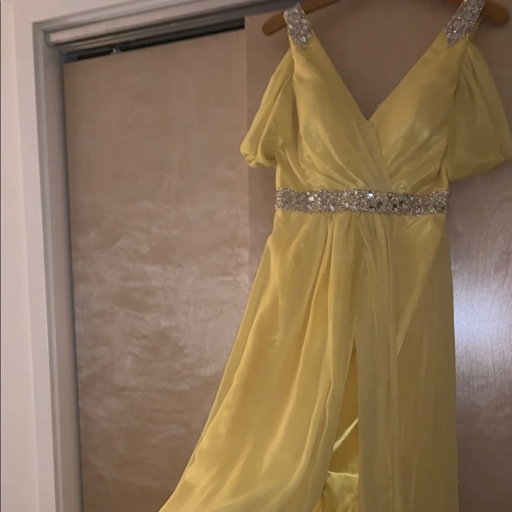 *Stunning Yellow Formal Gown*